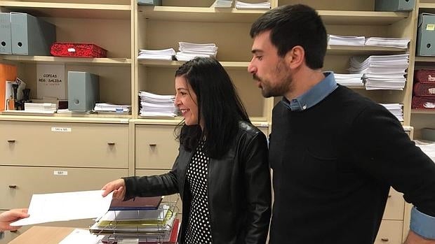 Idoia Villanueva y Ramón Espinar, senadores de Podemos, en el Registro del Senado
